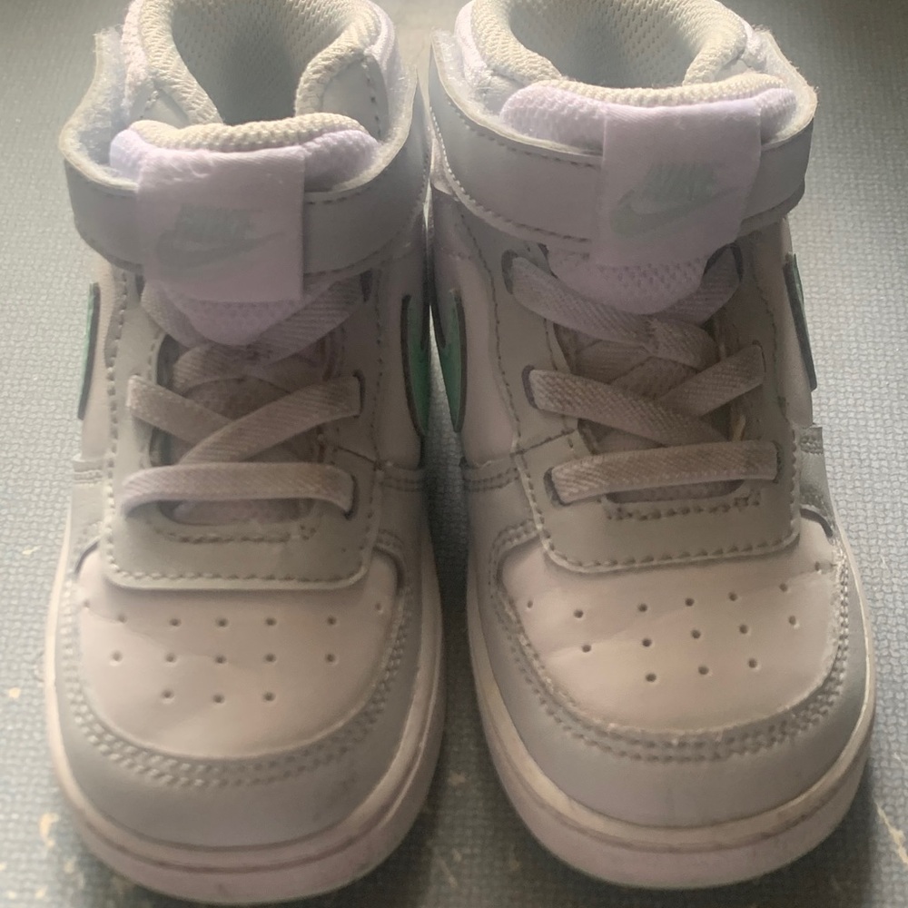 Nike Kids' Light Gray and Green Sneakers